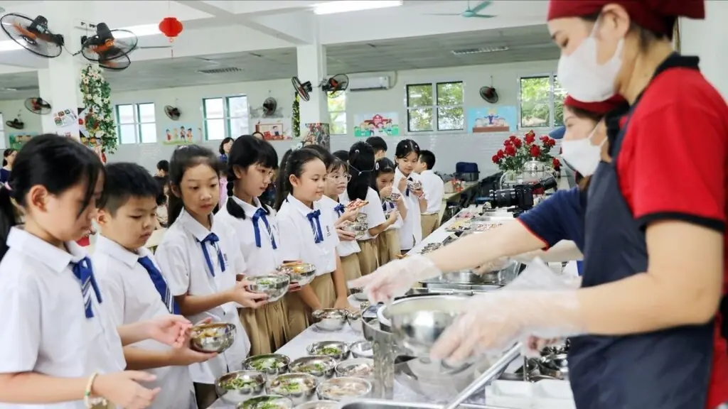 Hà Nội triển khai hỗ trợ bữa ăn bán trú của học sinh | Giáo dục và Đào tạo | 21/09/2025